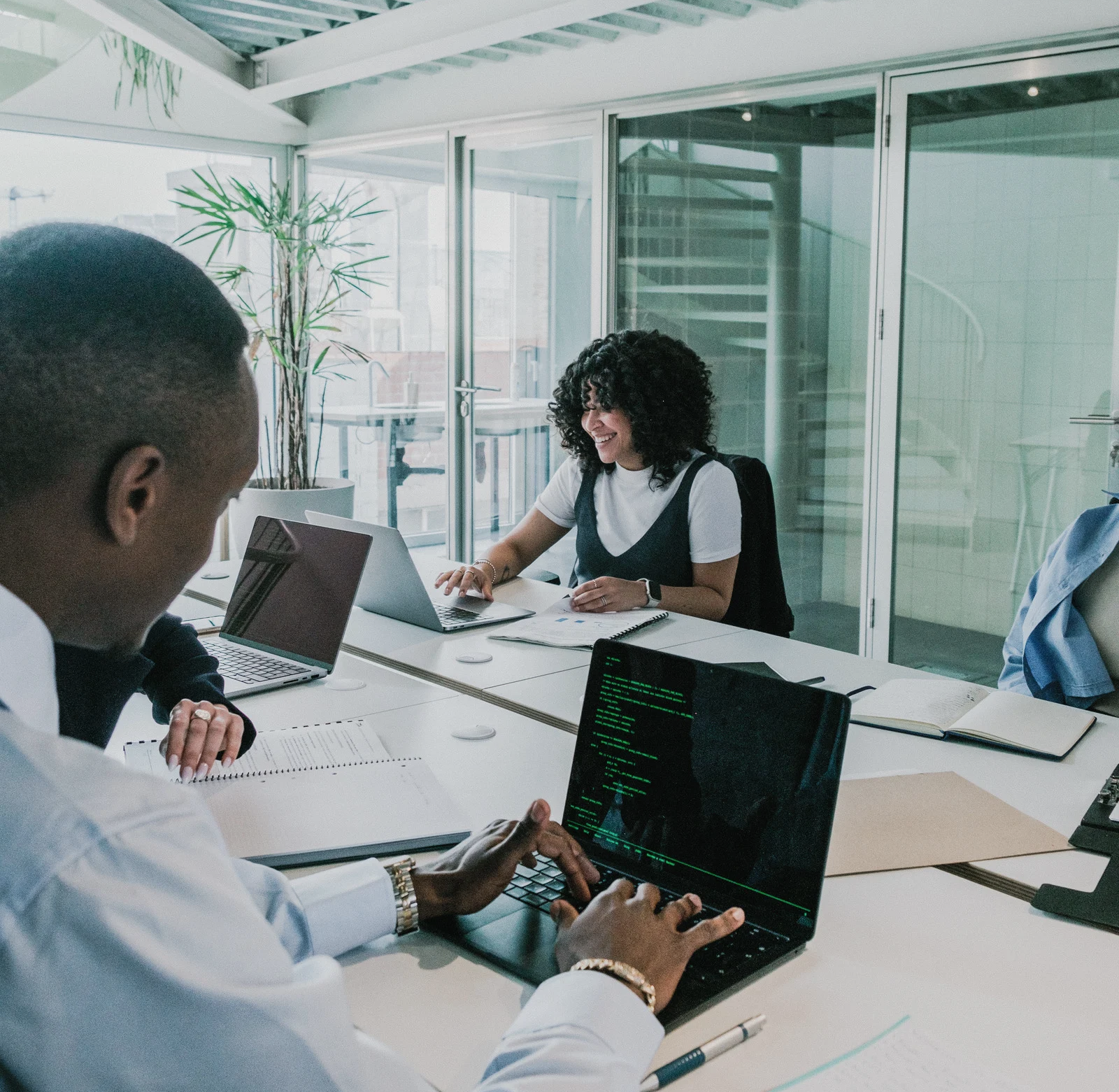 Equipo de trabajo revisando casos de contabilidad