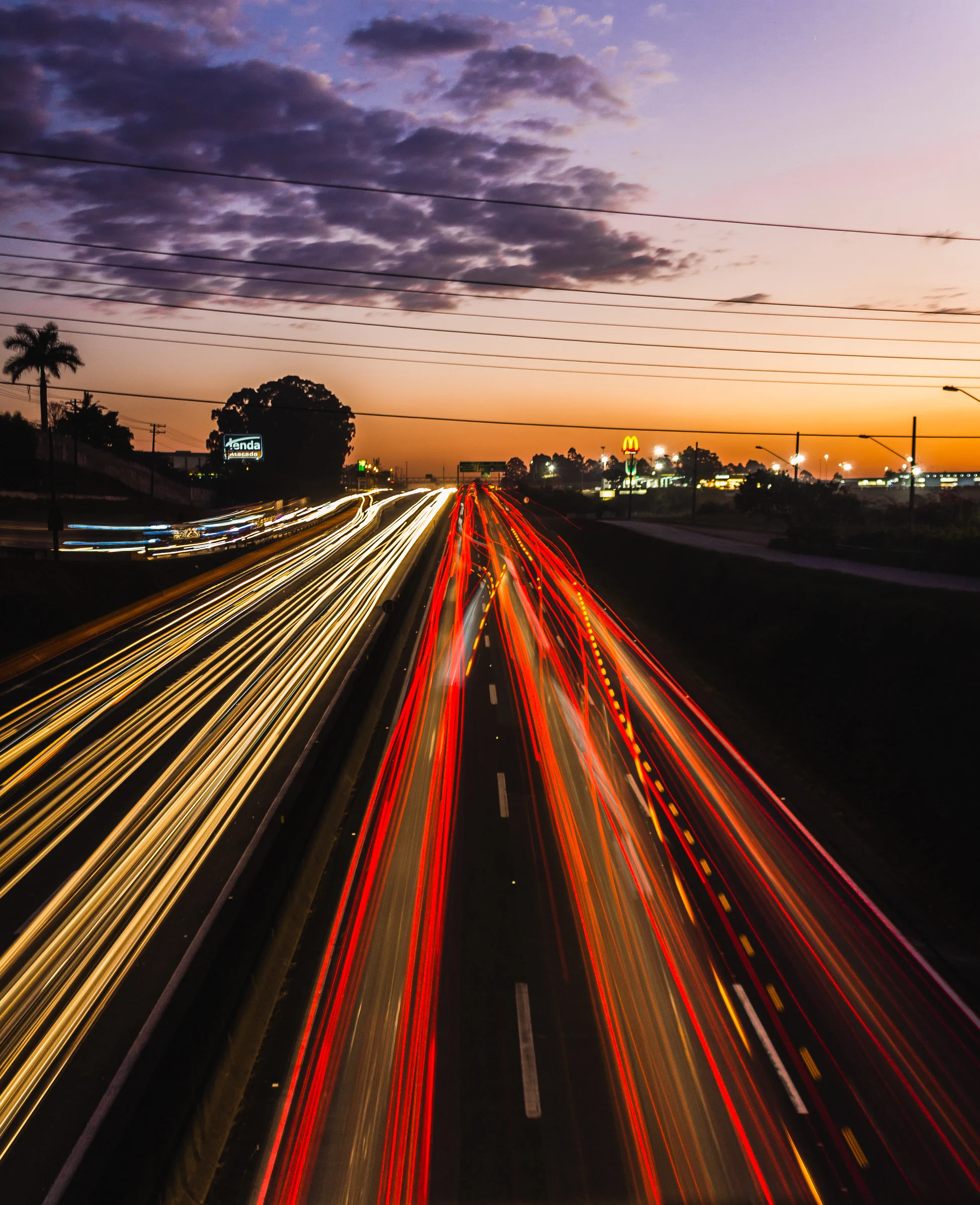 Autopista con luces de los autos